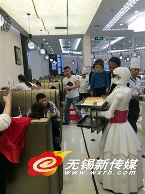 江阴机器人餐厅:机器人端盘子