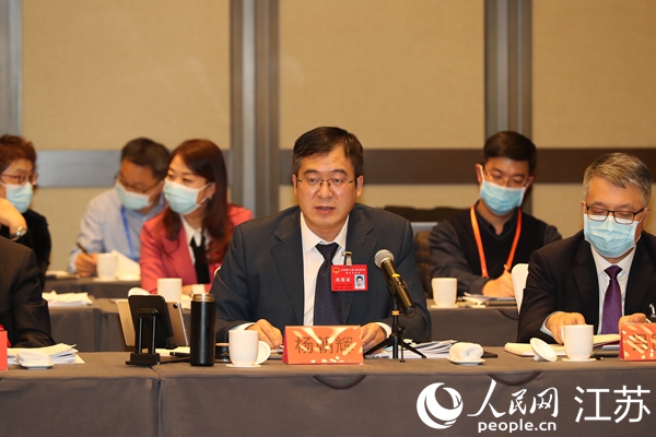 江苏省人大代表、无锡隆玛科技股份有限公司董事长杨朝辉发言。宦玮摄