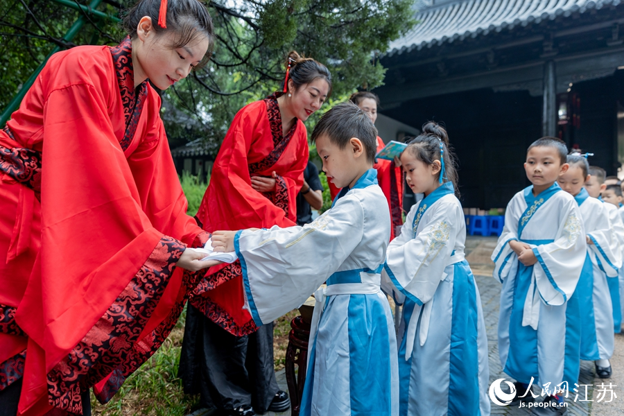 学童在梅村泰伯庙举行启智礼。梅萱摄