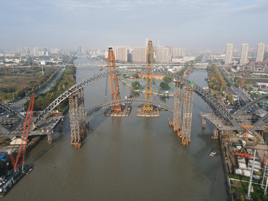京杭大運河江蘇無錫段跨度最大的橋梁主拱完成合龍