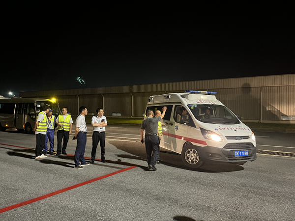机场救护车辆赶赴无锡市人民医院。扬泰机场供图