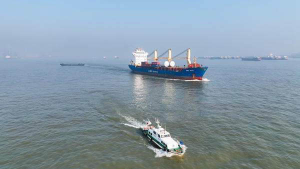 大型海轮驶离江阴港。江阴海事局供图