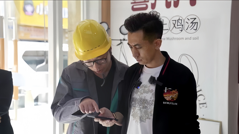工作人员到李彦明的餐饮店里安装智慧电力安全监测系统。 无锡日报供图