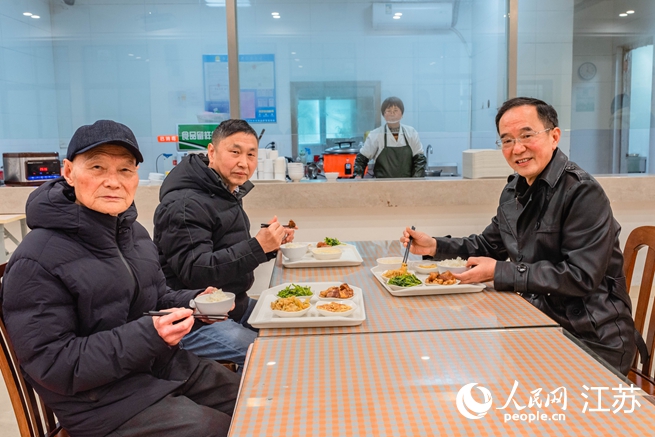 杨庆麟（左一）和常喜生（左二）在就餐。人民网 徐晨曦摄