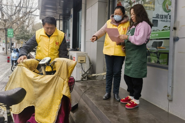 志愿者向零售客户讲解电动车安全知识。江阴烟草供图