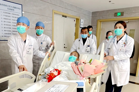 患者朱先生康复出院。江南大学附属医院供图