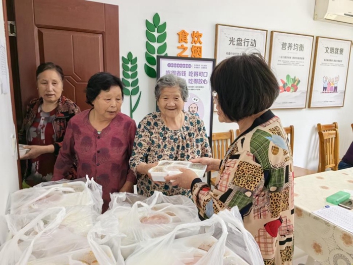 老人们到社区党群会客厅用餐。锡山区委宣传部供图