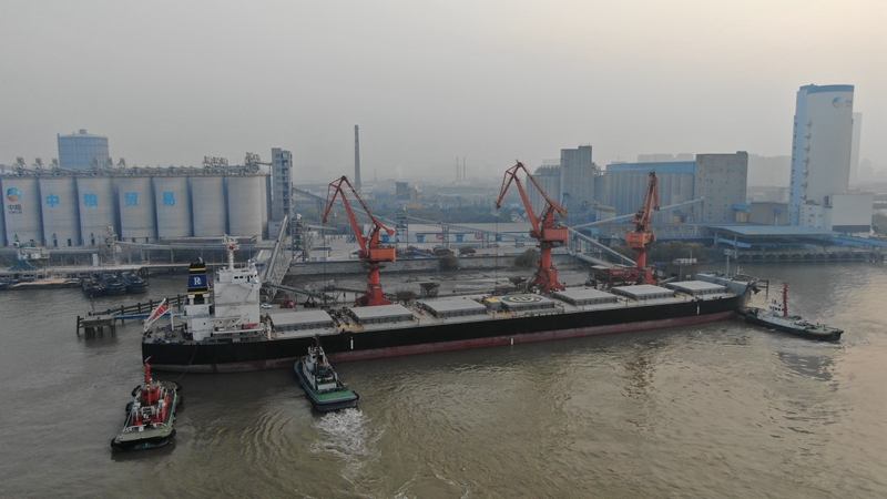 一运粮船舶停靠江阴港。江阴海事局供图
