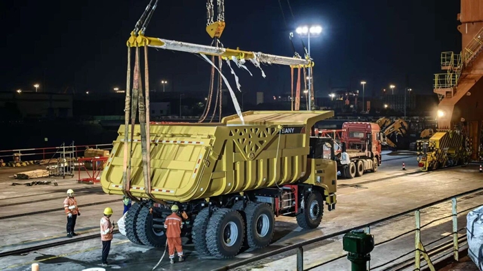 正在装船出口的重型设备。江阴海事局供图