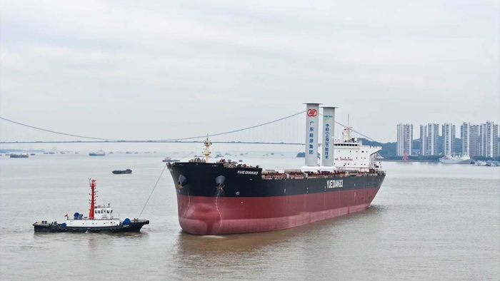 加装了两套大型旋筒风帆的“粤电 83”轮。江阴海事局供图