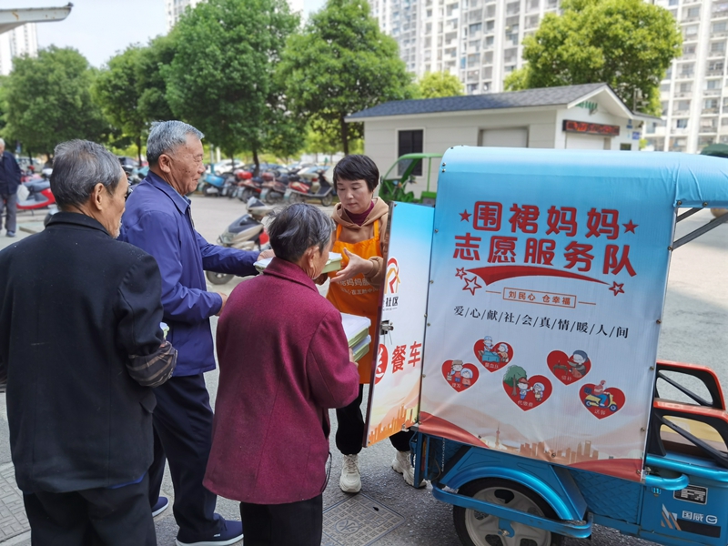 “围裙妈妈”志愿队为老人送餐。惠山区委宣传部供图