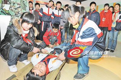 无锡学生在滨湖区人防教育基地参观学习