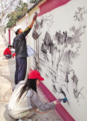 无锡市民巧手画墙绘 装扮惠山古街