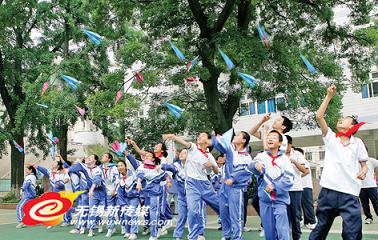 东林中学举办健康成长 飞得更高活动